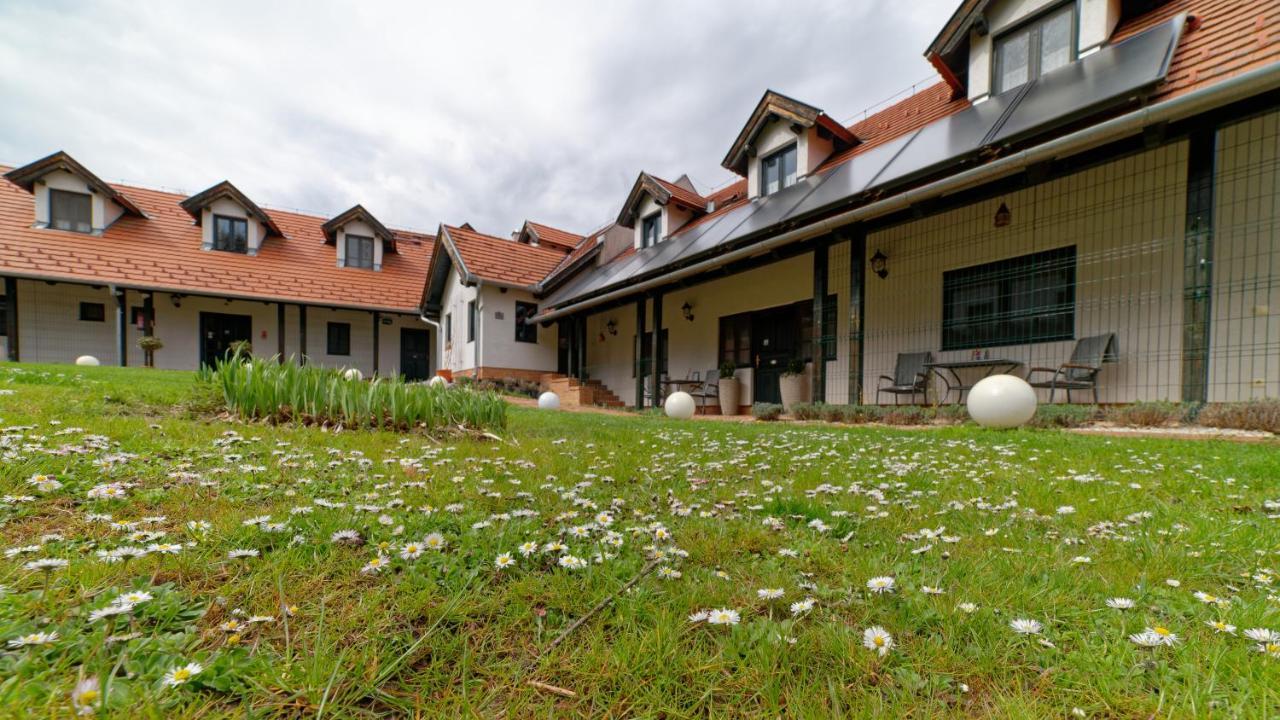 Kosbor Panzio Bed & Breakfast Magyarszombatfa Dış mekan fotoğraf
